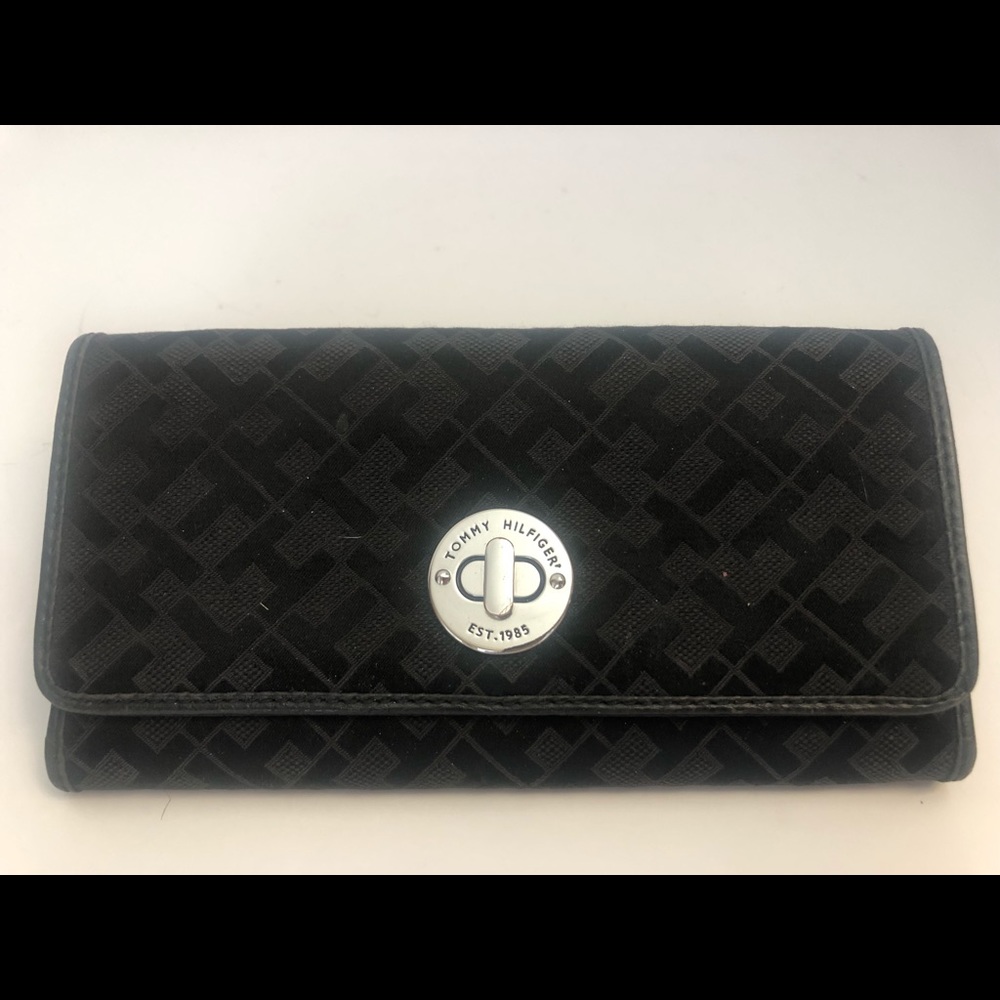 Tommy Hilfiger logo wallet